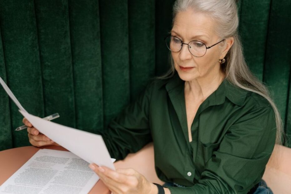 podatek od zagranicznej emerytury Foto: kobieta czytająca dokumenty