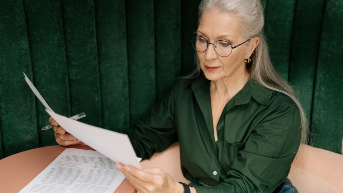 Podwyżki emerytur w UK Foto: kobieta czytająca dokumenty