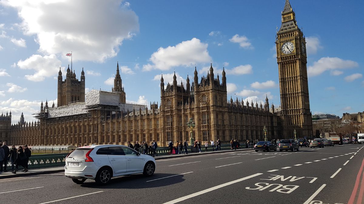 Samochód hybrydowy czy elektryczny w UK?