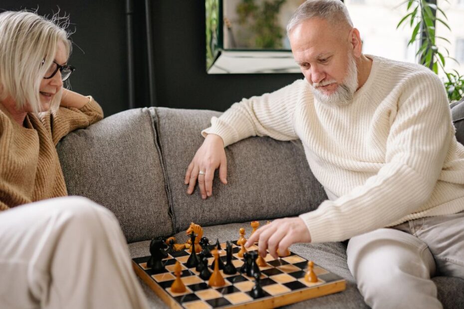 Zamrożone emerytury za granicą Foto: para emerytów grająca w szachy