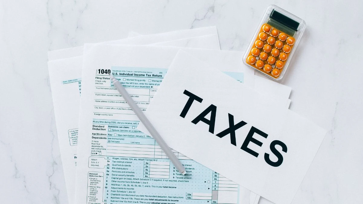 najwyższe podatki w Europie Foto: zeznanie podatkowe, kalkulator i napis taxes