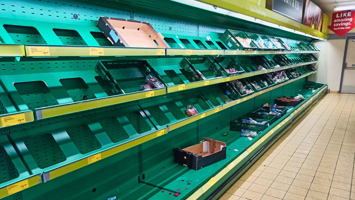 Puste półki w supermarketach w Wielkiej Brytanii