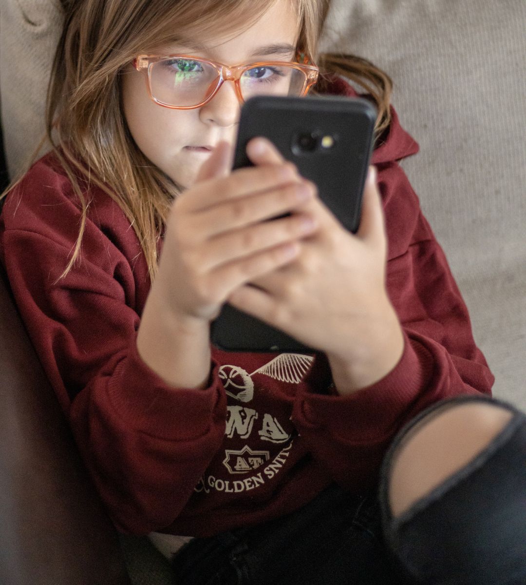 zakaz smartfonów poniżej 14 roku życia