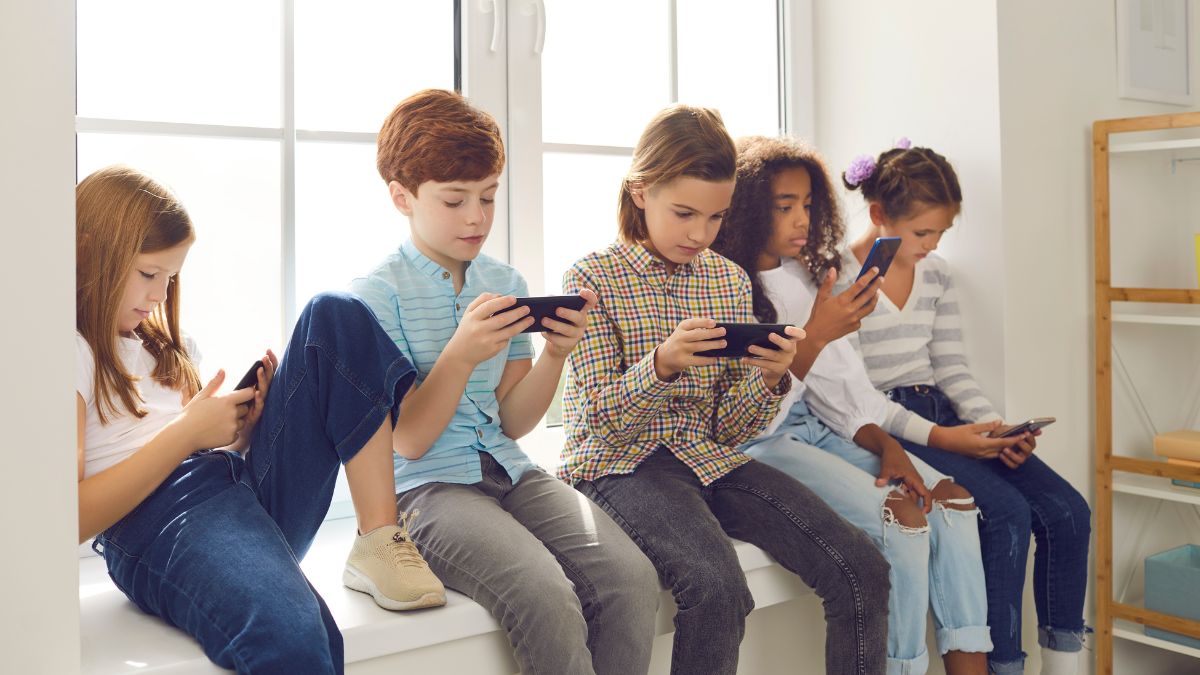 zakaz smartfonów poniżej 14 roku życia