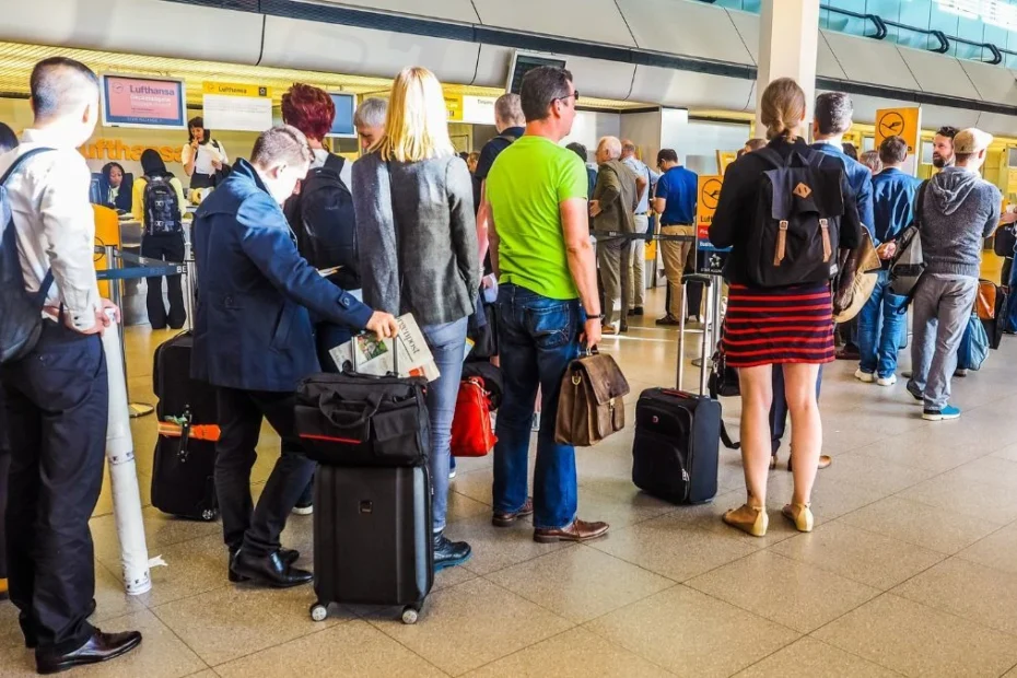 Kontrole pasażerów przed wylotem do UK. Na zdjęciu ludzie czekający na wejście na pokład samolotu