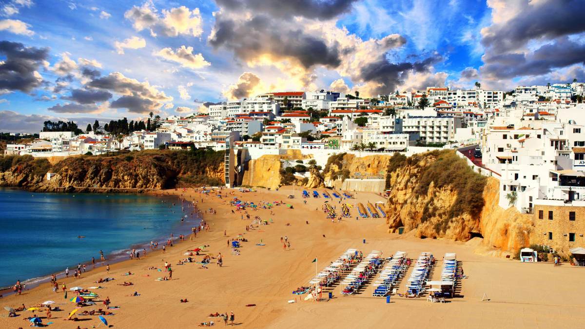 dlaczego Portugalia przyciąga milionerów z całej Europy Foto: plaża w Algarve