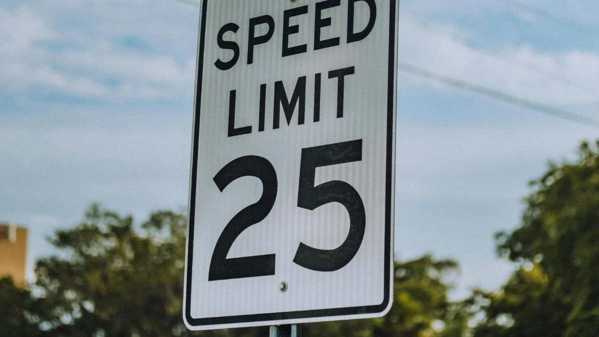 zmiana ograniczeń prędkości w Wielkiej Brytanii Foto: znak drogowy speed limit 25