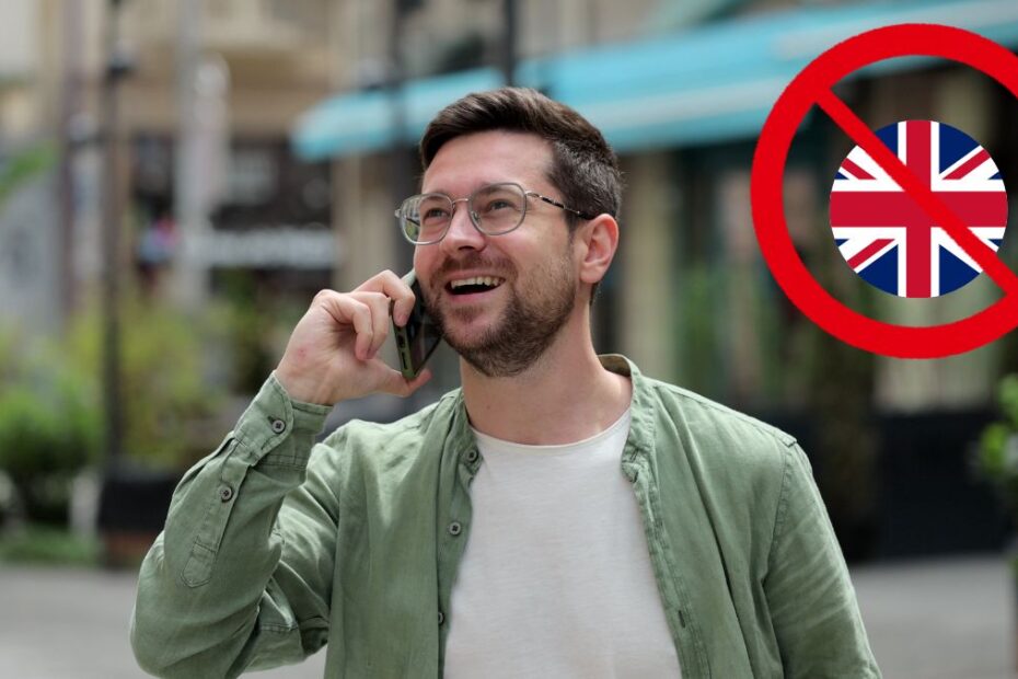 zmiany w roamingu w Wielkiej Brytanii Foto: osoba rozmawiajaca przez telefon na ulicy