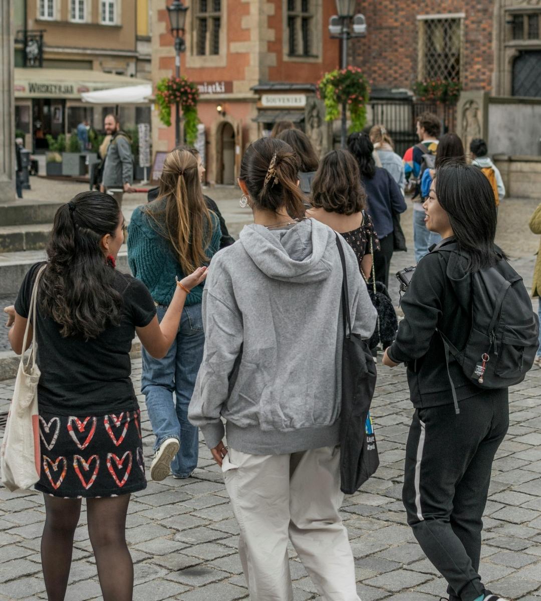 Pułapki na turystów w Pradze foto: ludzie na ulicy