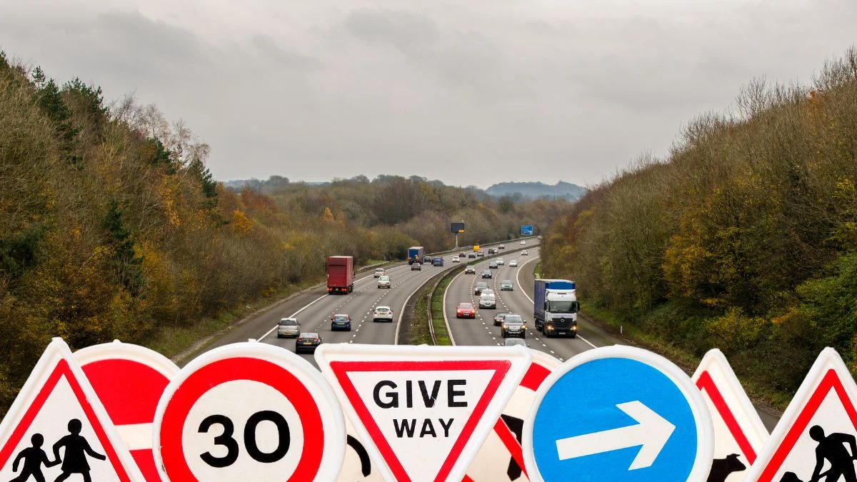 Mało znane przepisy kodeksu drogowego w UK Foto: autostrada w UK i znaki drogowe