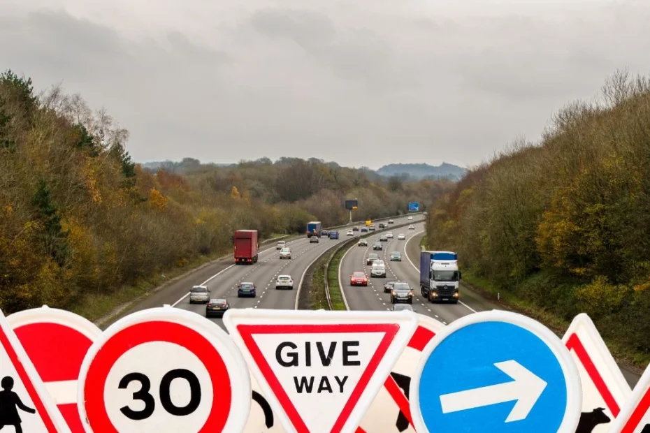 Mało znane przepisy kodeksu drogowego w UK Foto: autostrada w UK i znaki drogowe