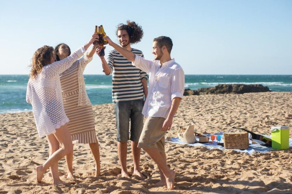 Tanie podróże po Europie foto: toast na plaży