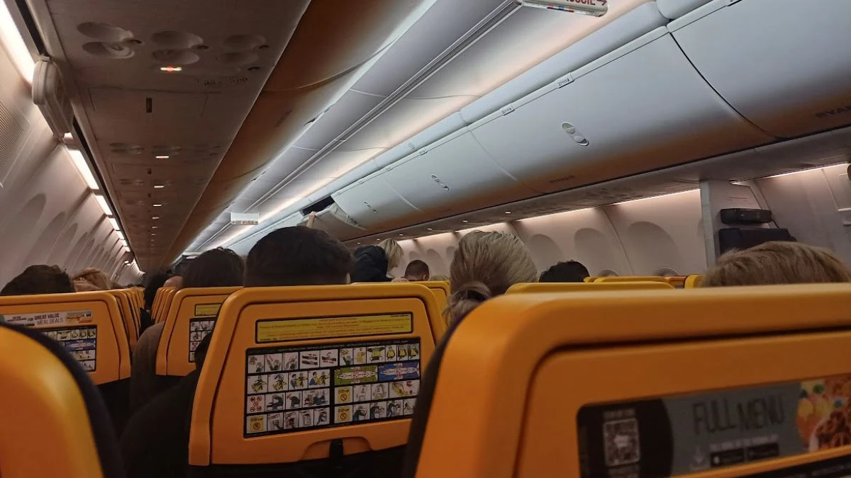Mężczyzna kupił wszystkie zdrapki w samolocie  Foto: wnętrze samolotu 