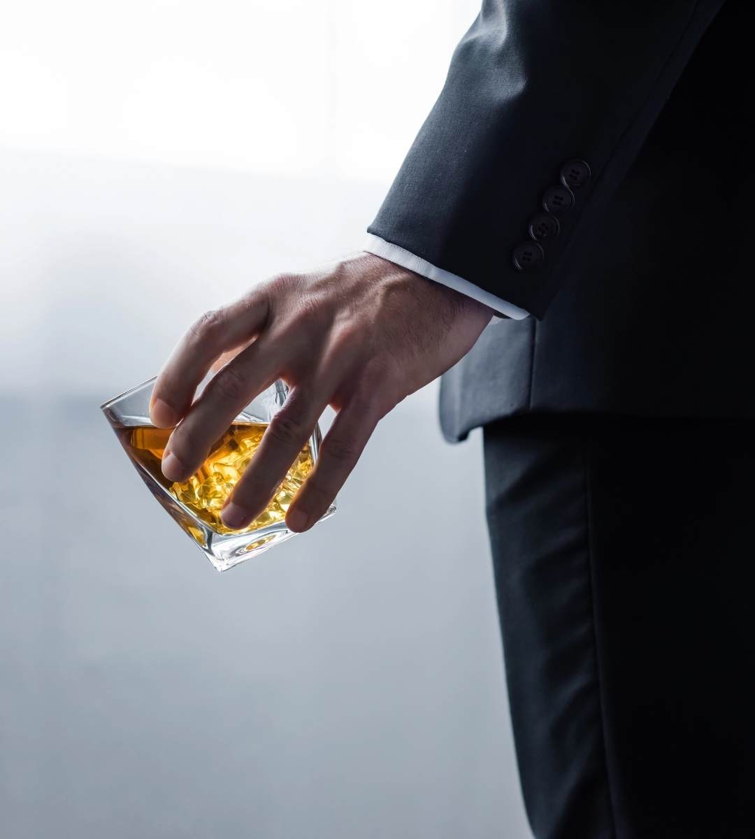 jak rozpoznać alkoholizm foto: mezczyzna ze szklanką