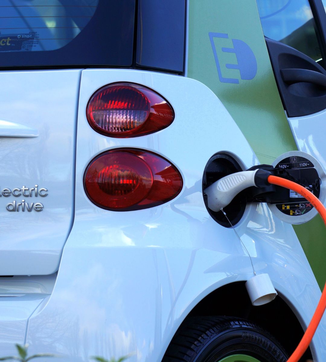 dotacje na auta elektryczne w UK Foto: samochody elektryczne podczas ładowania