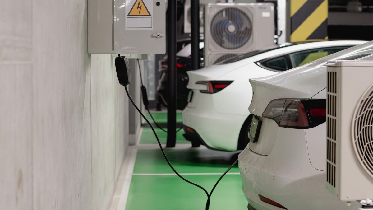 dotacje na auta elektryczne w UK Foto: samochody elektryczne podczas ładowania
