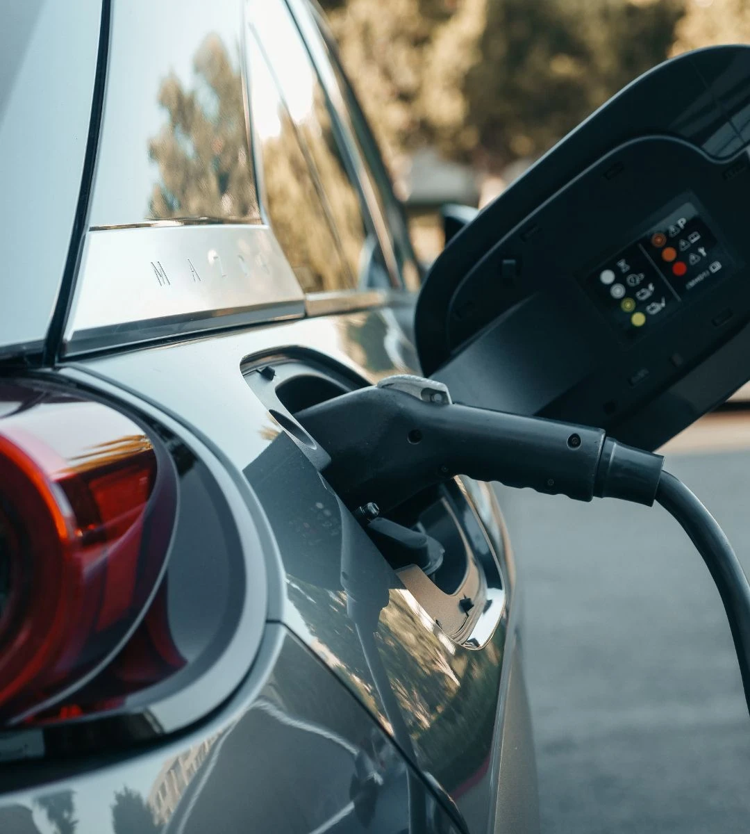 Co czwarty sprzedany samochód w 2025 będzie elektryczny Foto ładowanie samochodu elektrycznego
