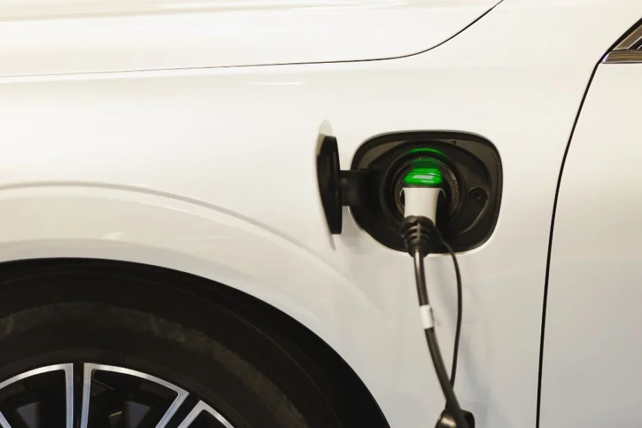 Co czwarty sprzedany samochód w 2025 będzie elektryczny Foto ładowanie samochodu elektrycznego