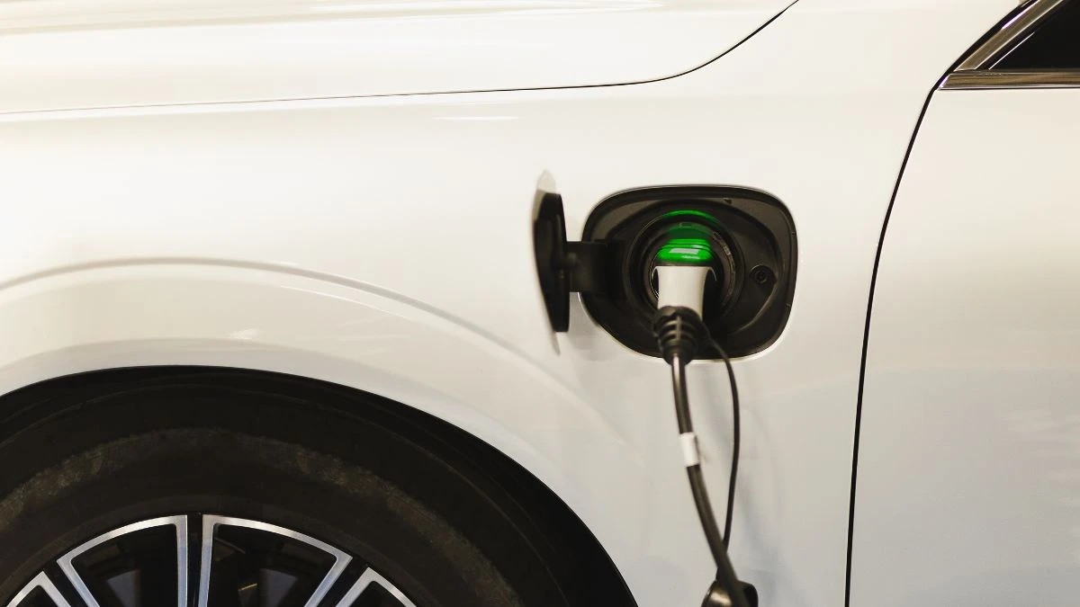 Co czwarty sprzedany samochód w 2025 będzie elektryczny Foto ładowanie samochodu elektrycznego