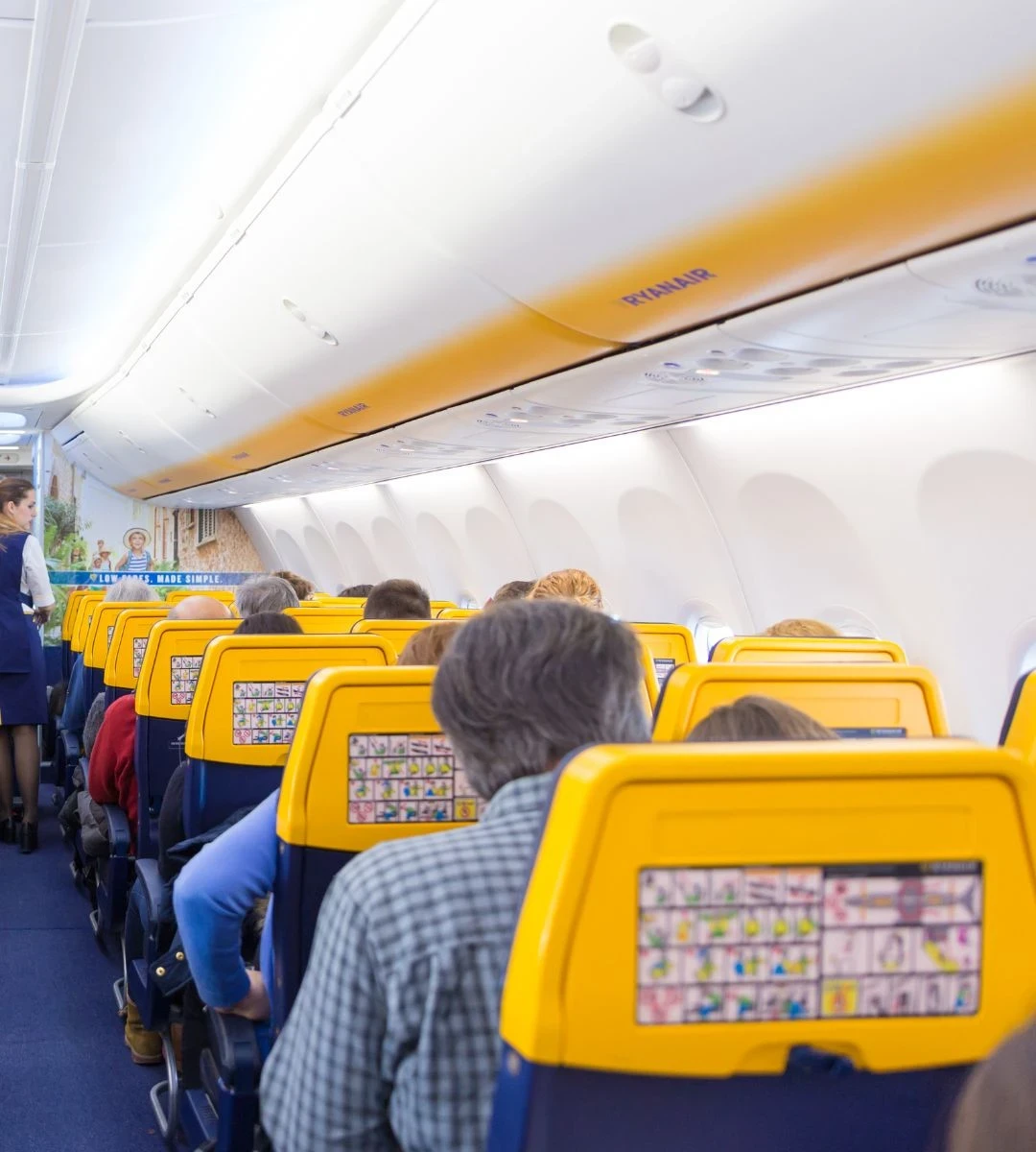loty z Rzeszowa do Wielkiej Brytanii i do Włoch Foto: Wnętrze samolotu Ryanair