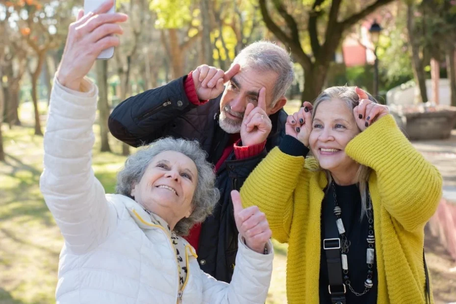 zniżki dla seniorów w Wielkiej Brytanii Foto: Trzech emerytów