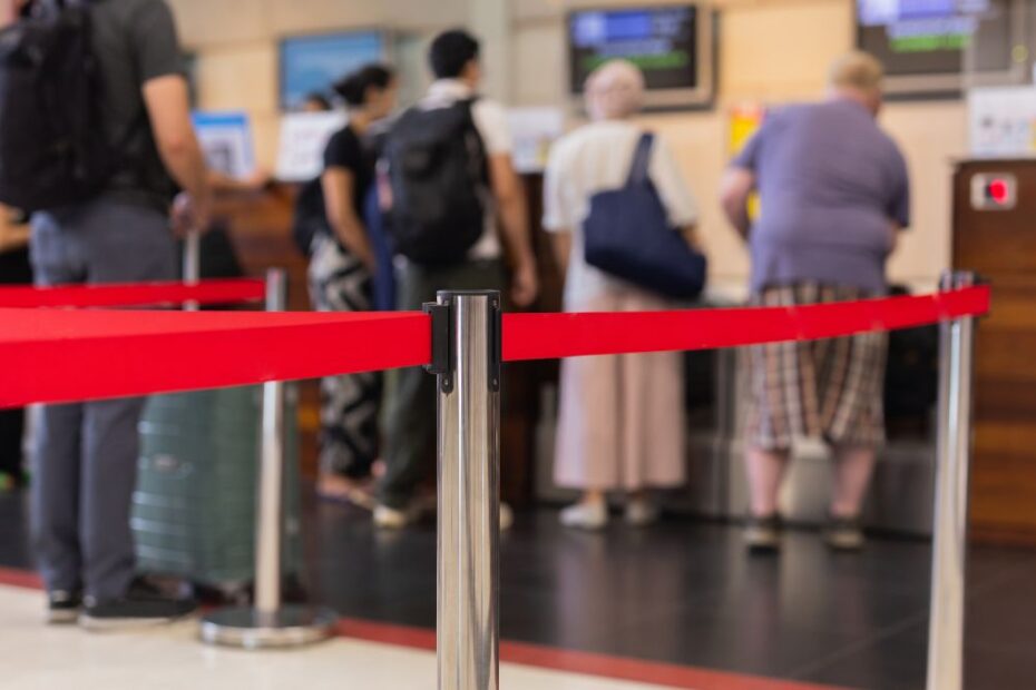 Koniec ze zdejmowaniem butów podczas kontroli bezpieczeństwa Foto: pasażerowie przy stanowiskach odprawy