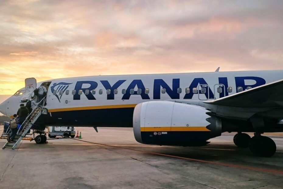 Ryanair wycofuje się z trzech dużych lotnisk w Europie Foto: samolot linii Ryanair