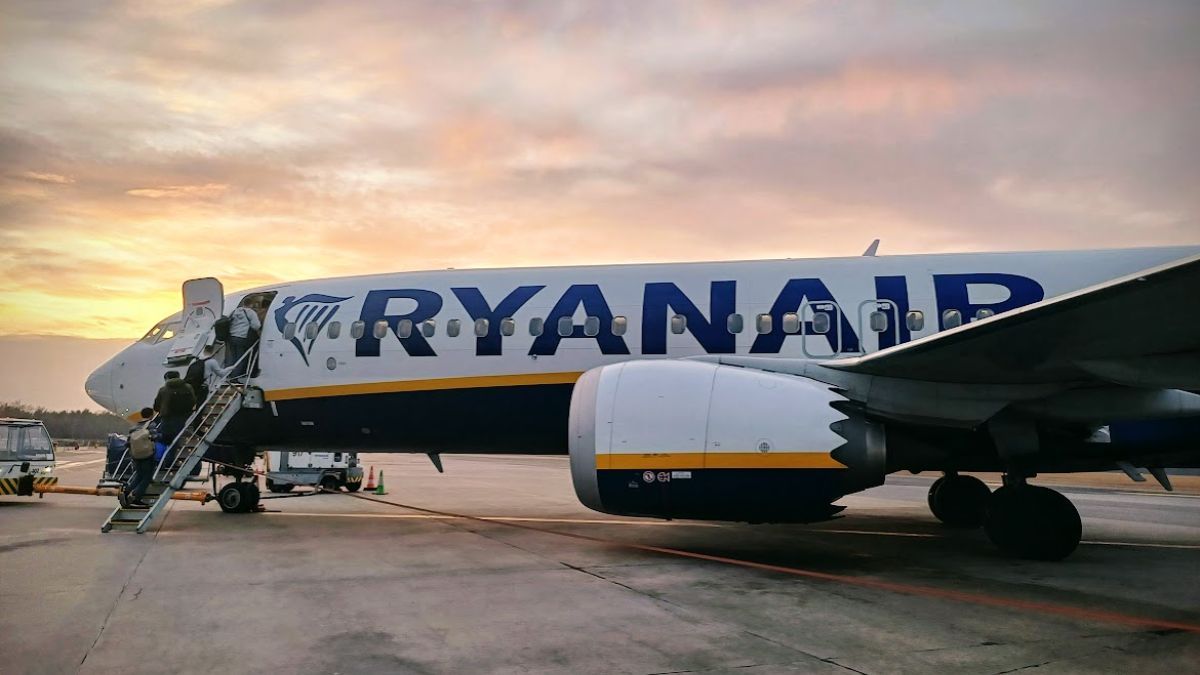Ryanair wycofuje się z trzech dużych lotnisk w Europie Foto: samolot linii Ryanair
