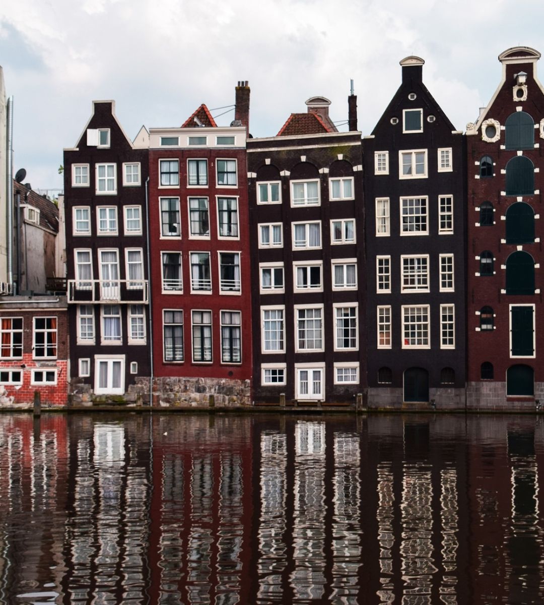 Podatek turystyczny w Europie Foto: Amsterdam - typowe kamienice