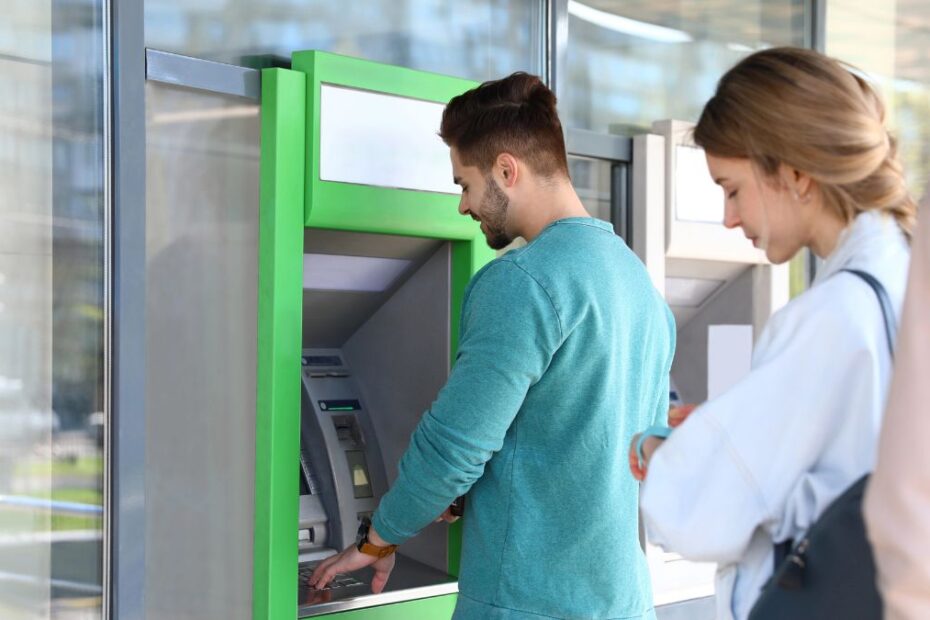 Duży brytyjski bank wprowadza nową funkcję gotówkową