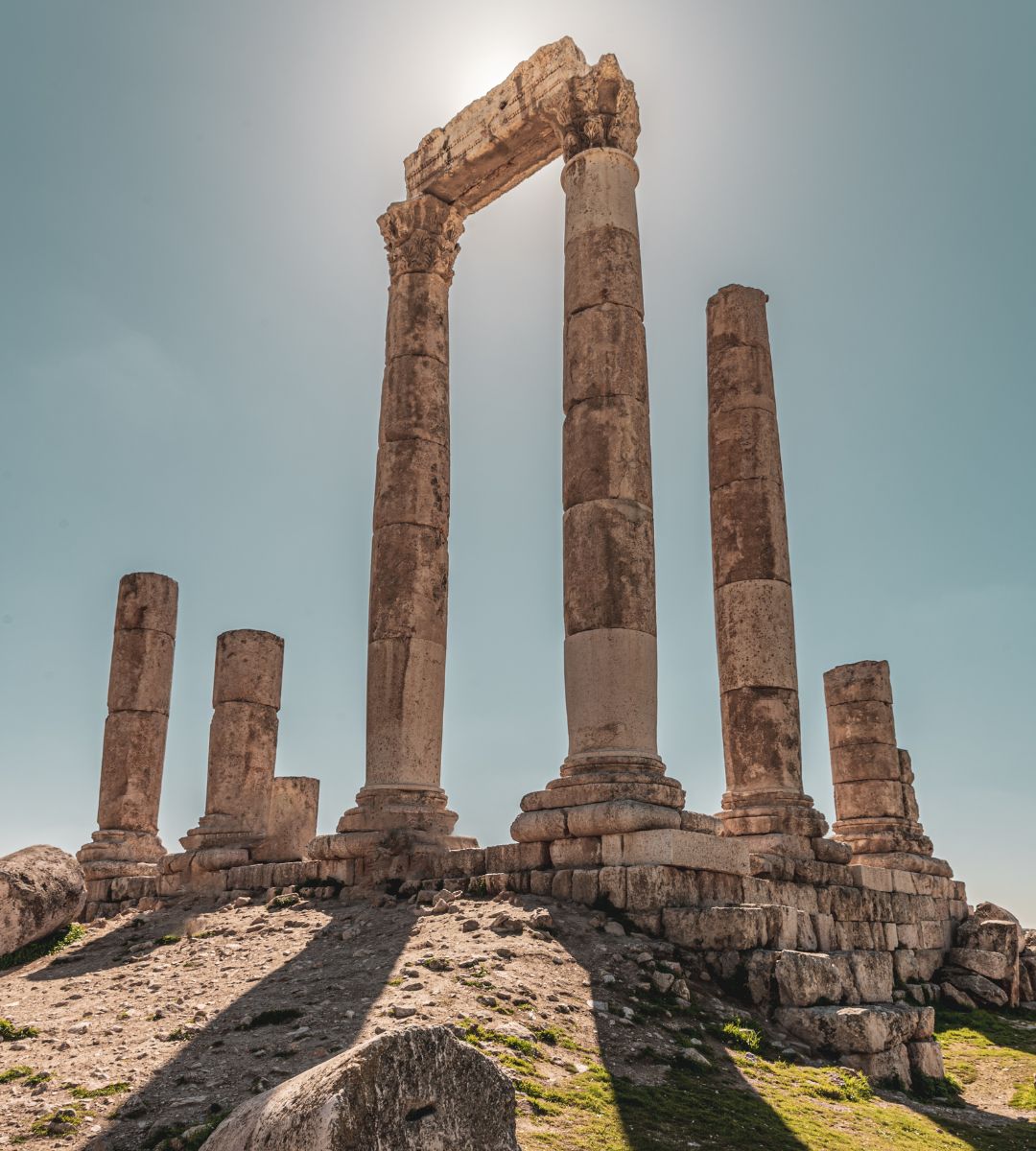 bezpośrednie loty z Polski do Jordanii Foto: kolumny antyczne