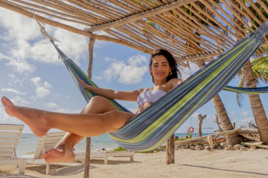 Czy warto jechać do Cancún foto: kobieta na hamaku