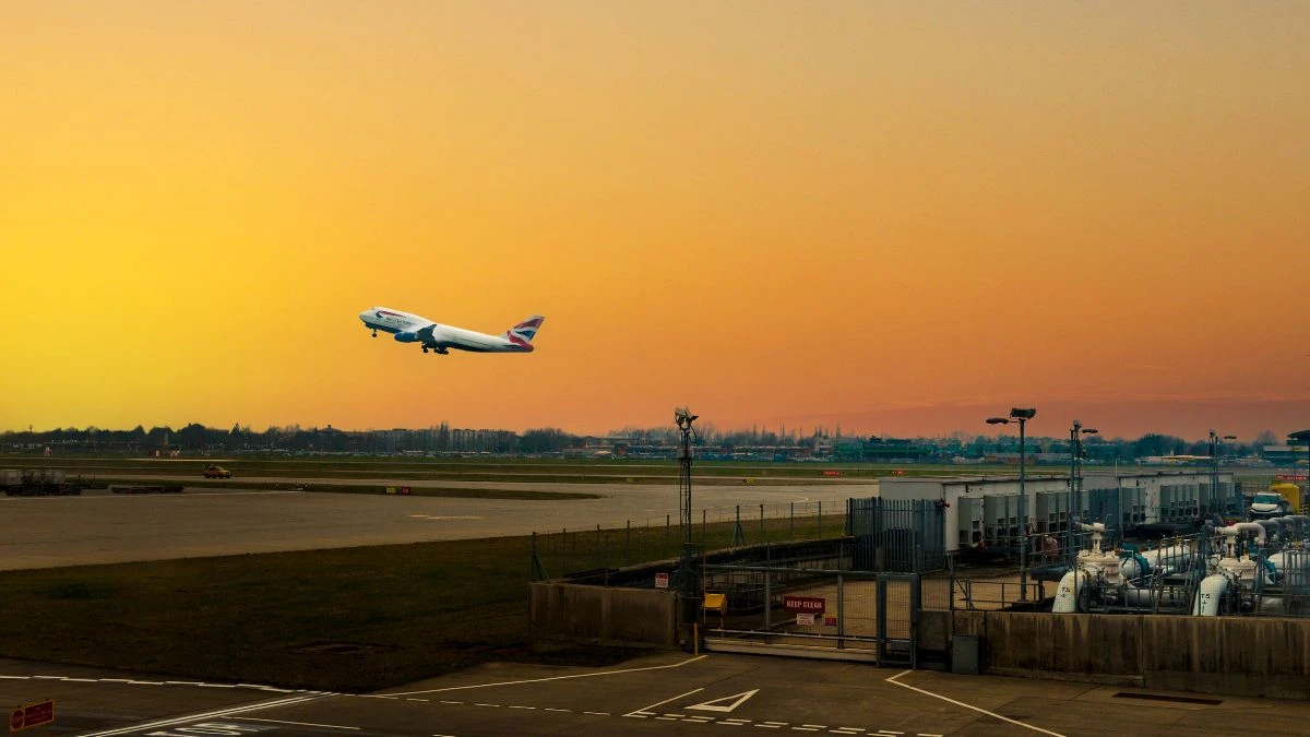 czwarty pas startowy na lotnisku w Stambule Foto: samolot British Airways startujący z lotniska