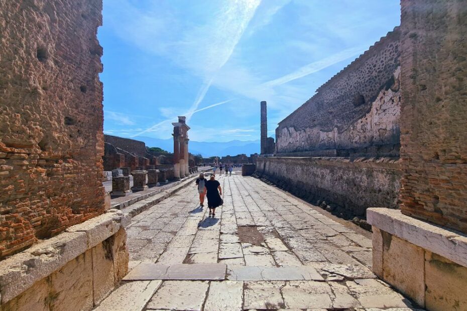 Brytyjski turysta w tarapatach po wizycie w Pompejach.