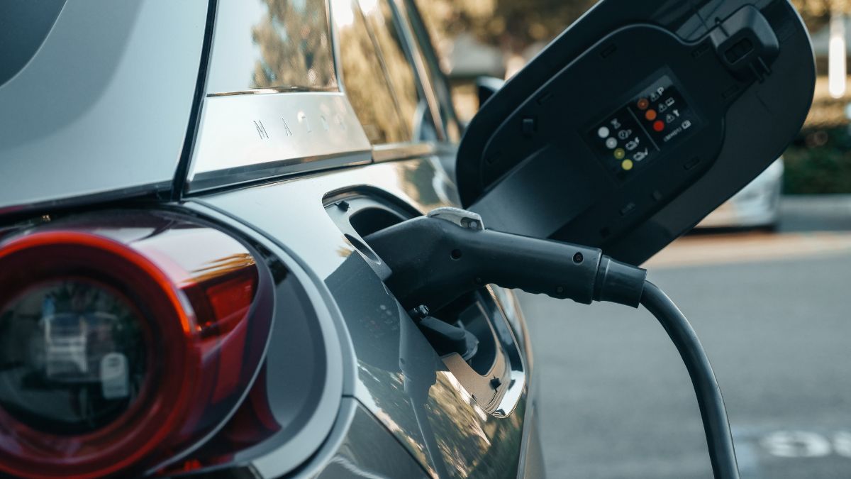 kto będzie mógł skorzystać z dotacji na samochód elektryczny Foto ładowanie samochodu elektrycznego