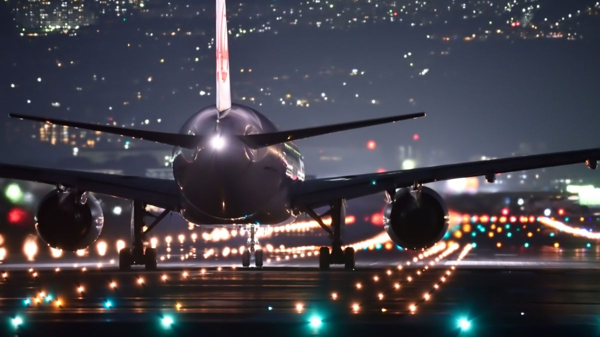 3 pas startowy na Heathrow Foto: Samolot na pasie startowym