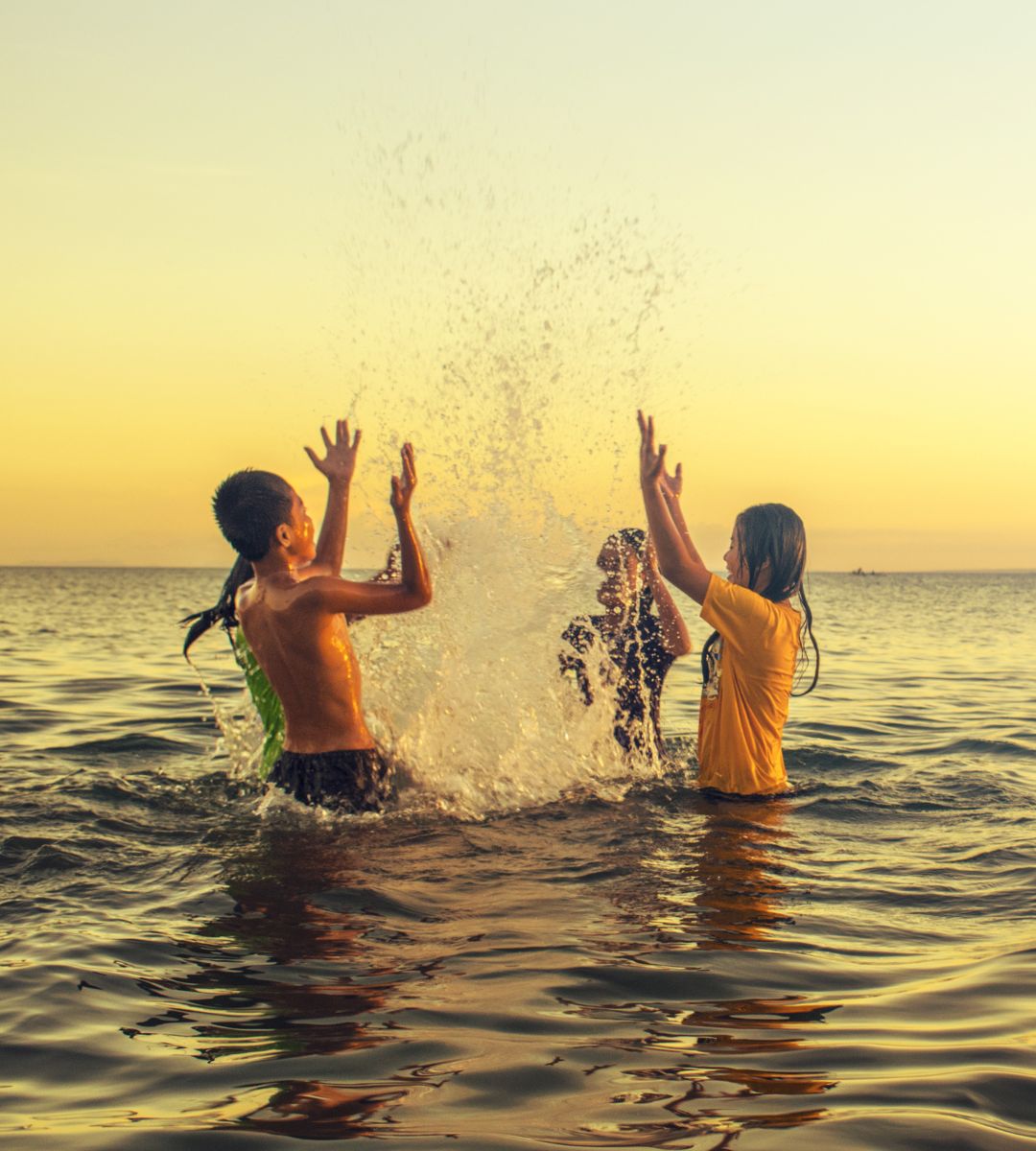zakaz siusiania do morza Foto: młodzież na plaży