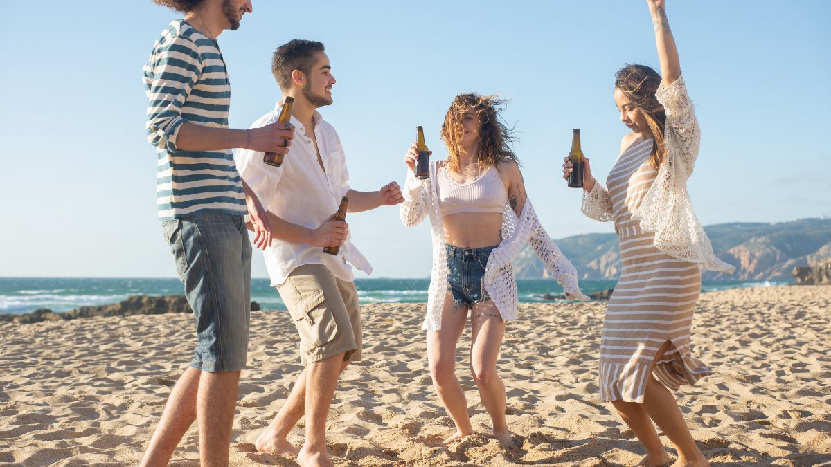 zakaz siusiania do morza Foto: młodzież na plaży
