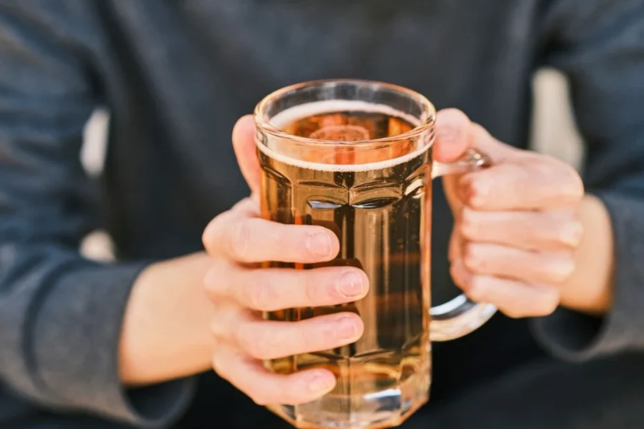 wiek w którym należy przestać pić alkohol Foto: mężczyzna trzymający kufel piwa