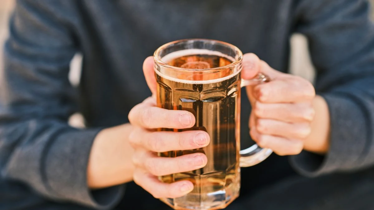 wiek w którym należy przestać pić alkohol Foto: mężczyzna trzymający kufel piwa
