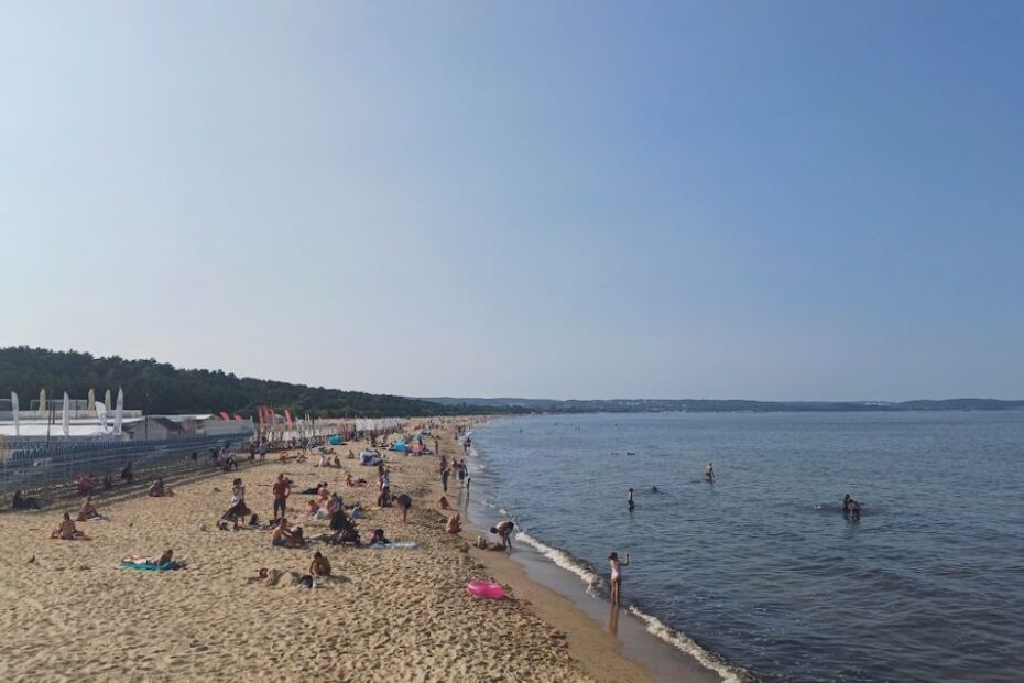 najpopularniejsze wakacyjne kierunki w 2025 Foto plaża nad Bałtykiem