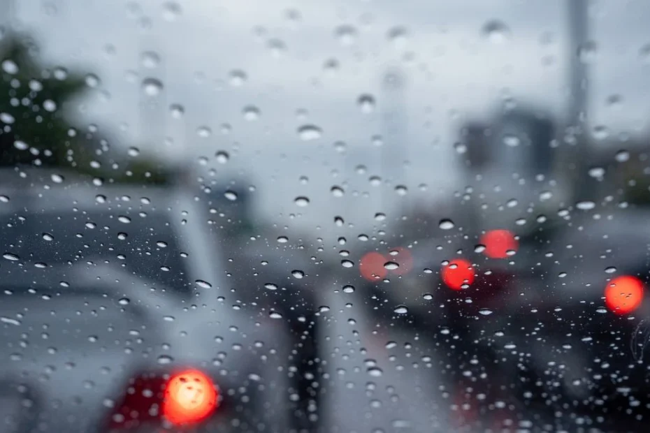 te kraje są mniej słoneczne niż Wielka Brytania Foto: ulica w deszczu