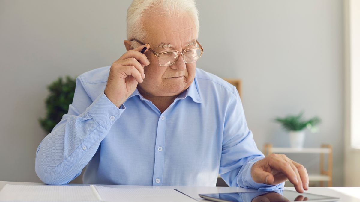 Pilne ostrzeżenie dla seniorów w UK Foto: emeryt przegladający cos na tablecie