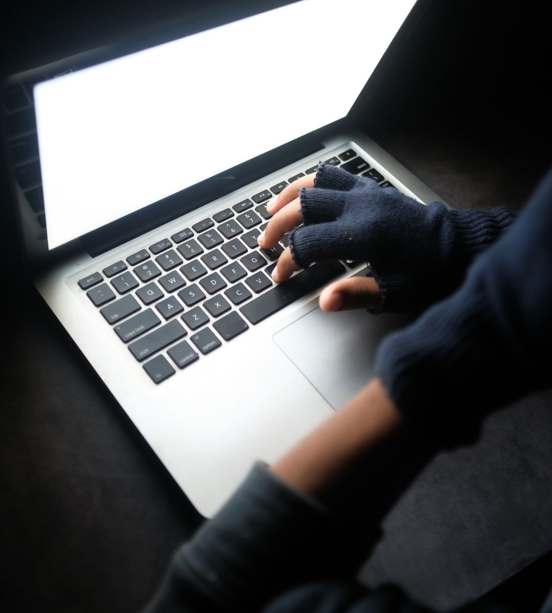 Pilne ostrzeżenie dla seniorów w UK Foto ręce na klawiaturze laptopa