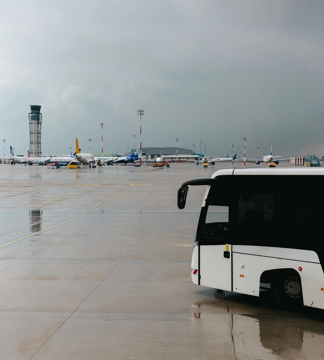 To najgorsza linia lotnicza w UK Foto: autobus dowożący pasażerów do samolotu na lotnisku