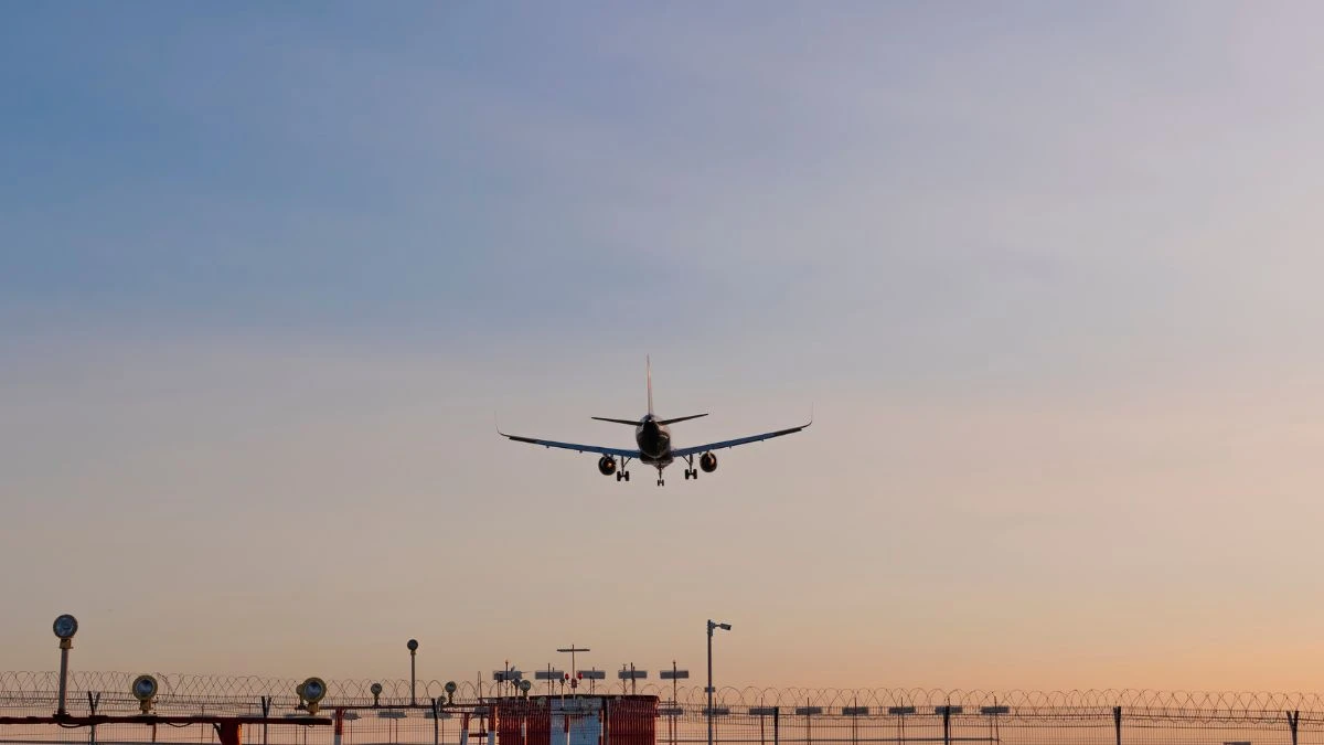 Brytyjska linia lotnicza bankrutuje Foto: samolot lądujący na lotnisku