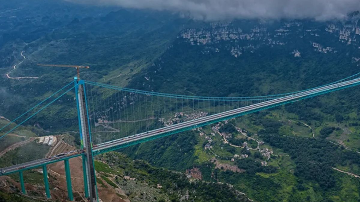 najwyższy most świata Foto Most nad kanionem Huajiang 