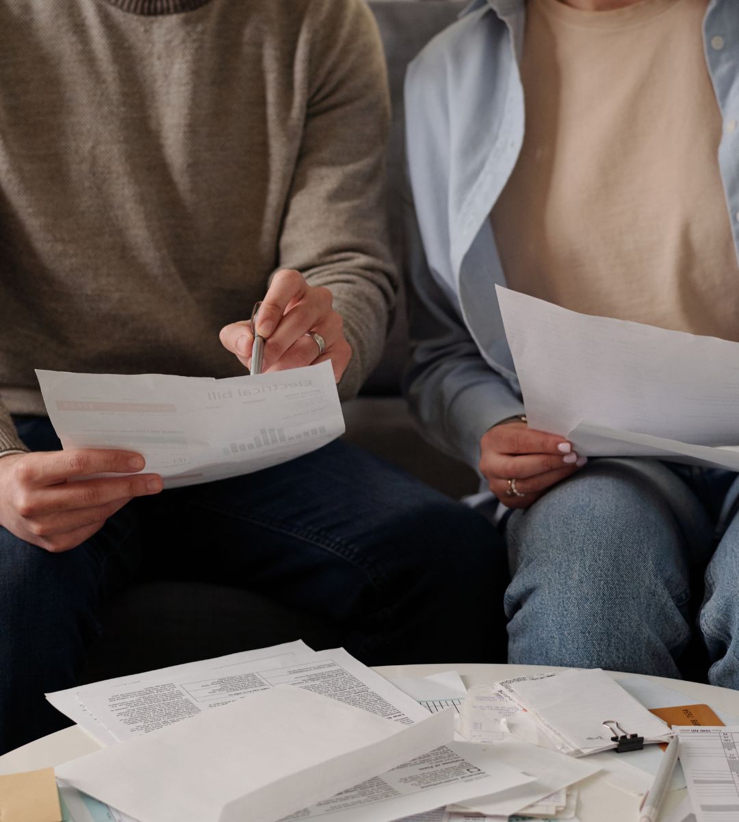 HMRC sprawdza wspólne konta bankowe Foto: para czyta dokumenty