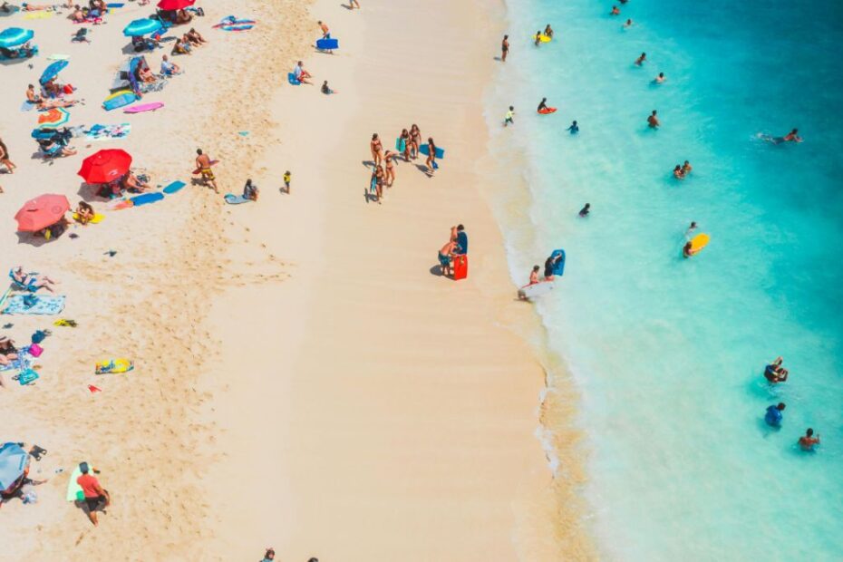 Kontrowersyjny zakaz na hiszpańskich plażach Foto: turyści na plaży i w morzu