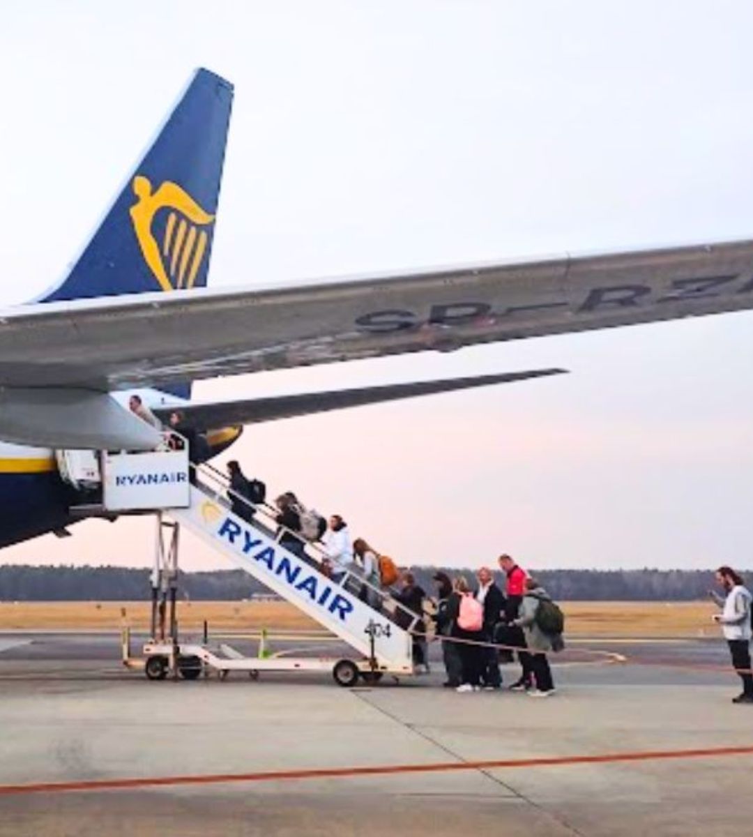 Ryanair ogranicza loty do Hiszpanii Foto: Pasażerowie wsiadający do samolotu Ryanair